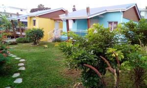 a row of houses in a yard at Bungalow charmant à Sainte-Anne in Sainte-Anne