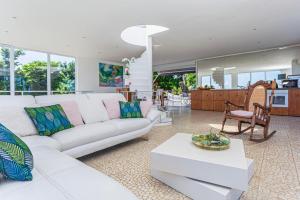 Una sala de estar con un sofá blanco y una mesa. en Villa élégante à Sainte-Rose avec piscine privée, en Sainte-Rose
