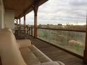 sala de estar con sofá y ventana grande en Appartement de 3 chambres avec vue sur le lac piscine privee et jacuzzi a Catonvielle, en Catonvielle