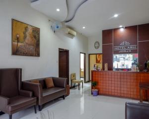 Khu vực ghế ngồi tại RedDoorz Plus @ Hotel Asih UNY