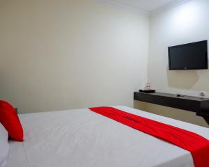 Giường trong phòng chung tại RedDoorz Plus @ Hotel Asih UNY
