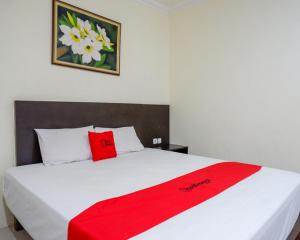 Giường trong phòng chung tại RedDoorz Plus @ Hotel Asih UNY