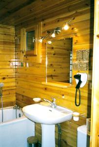 baño con lavabo y pared de madera en Chalet de 2 chambres avec terrasse amenagee a Sixt Fer a Cheval en Sixt