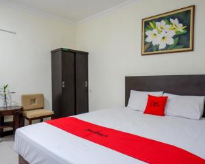 Giường trong phòng chung tại RedDoorz Plus @ Hotel Asih UNY