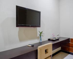 TV/trung tâm giải trí tại RedDoorz Plus @ Hotel Asih UNY
