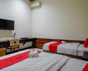 Giường trong phòng chung tại RedDoorz Plus @ Hotel Asih UNY