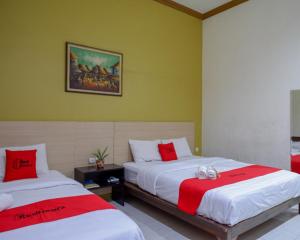 Giường trong phòng chung tại RedDoorz Plus @ Hotel Asih UNY +34 ảnh
