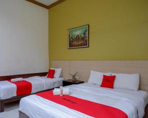 Giường trong phòng chung tại RedDoorz Plus @ Hotel Asih UNY