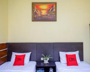 Giường trong phòng chung tại RedDoorz Plus @ Hotel Asih UNY