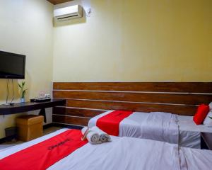 Giường trong phòng chung tại RedDoorz Plus @ Hotel Asih UNY