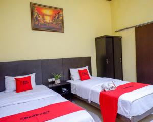 Giường trong phòng chung tại RedDoorz Plus @ Hotel Asih UNY