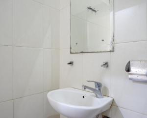 Phòng tắm tại RedDoorz Plus @ Hotel Asih UNY