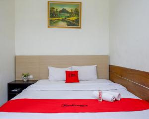 Giường trong phòng chung tại RedDoorz Plus @ Hotel Asih UNY