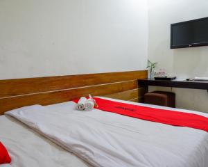 Giường trong phòng chung tại RedDoorz Plus @ Hotel Asih UNY