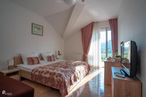 TV a/nebo společenská místnost v ubytování Hotel Amarilis