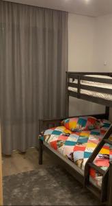 una camera da letto con un letto con un piumone colorato di Appt Bouznika EDEN ISLAND pied sur Mer a Bouznika