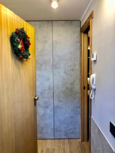a hallway with a door with a wreath on it at Central Apart Chalet in Breuil-Cervinia
