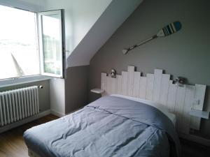 Giường trong phòng chung tại Appart'Hôtel de Trefeuntec - à 150m de la plage et du GR34 +11 ảnh