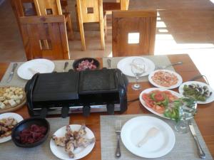 una mesa con platos de comida encima en El Parador de Caleu, en Tiltil