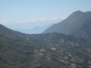 vistas a un valle con montañas en el fondo en El Parador de Caleu, en Tiltil