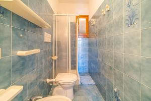 ein Bad mit einem WC und einer Dusche in der Unterkunft Bilocale Poggio al Sole in Capoliveri