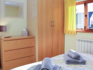 Una cama o camas en una habitación de Cranberry Cottage