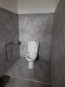 アルガムベイにあるBeach Lagoon Paransのバスルーム(トイレ、シャワー付)