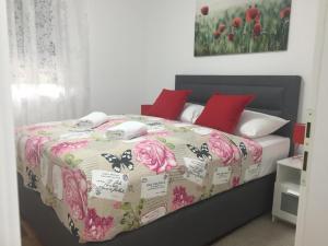 Posteľ alebo postele v izbe v ubytovaní West Residence Luxury Apartment- parking in garage