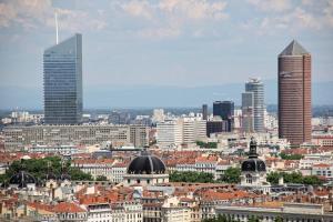 widok na miasto z wysokimi budynkami w obiekcie NOCNOC - Le Donatello w mieście Lyon