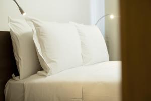 A bed or beds in a room at YUGOGO PELLICO 8 Trento Centro