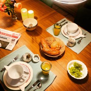 una mesa de madera con platos de comida. en Haus 26 Weißbriach, en Weissbriach
