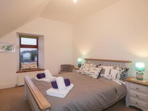 1 dormitorio con 1 cama grande y 2 sillas en Orrinside, en Muir of Ord