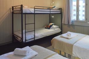 a room with two bunk beds and two towels at Vert Lodge Chamonix in Chamonix-Mont-Blanc