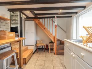 ペバンゼイにある3 Seaview Cottagesのキッチン(冷蔵庫付)へ続く階段