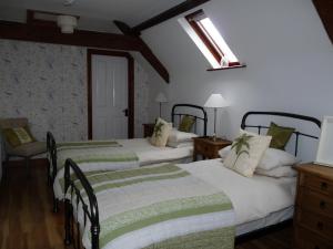 sypialnia z 2 łóżkami i oknem w obiekcie Stirabout Lane B&B w mieście Rathdrum