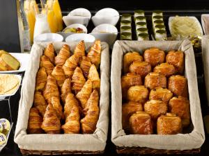 dos bandejas de comida sentadas sobre una mesa en Premiere Classe Avallon en Sauvigny-le-Bois