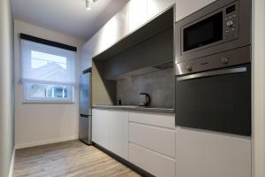Kuchyň nebo kuchyňský kout v ubytování Apartamenty Spokojna 24C