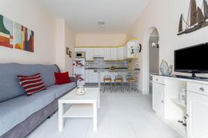 a living room with a couch and a table at El Sombrerito 2 in Caleta de Sebo