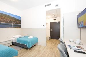 ein Zimmer mit einem Bett und einem Schreibtisch mit Computer in der Unterkunft Hotel Stronie in Stronie Śląskie