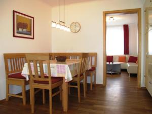 una cucina e una sala da pranzo con tavolo e sedie di Ferienwohnung Schuster ad Altötting