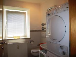 un bagno con un water bianco e un lavandino di Ferienwohnung Schuster ad Altötting