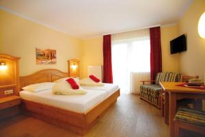 En eller flere senger på et rom på Hotel Kärnten