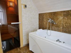 a bathroom with a white tub and a shower at Добрый дом in Yegor'yevsk