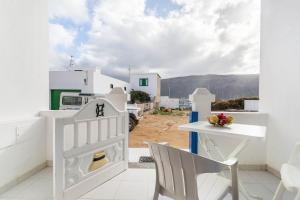 カレタ・デル・セボにあるEl Sombrerito 2の白いバルコニー(テーブル、椅子付) +12枚の写真