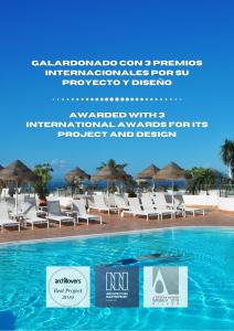 een flyer voor een resort met stoelen en een zwembad bij Flamingo Beach Mate in Adeje