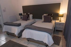 Łóżko lub łóżka w pokoju w obiekcie Emtonjeni Country Lodge
