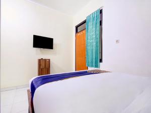 Postel nebo postele na pokoji v ubytování OYO Life 90152 Garuda Bima Residence Syariah