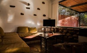 uma sala de estar com um sofá e uma televisão em Nuevas Cabañas Del Sol em San Lorenzo