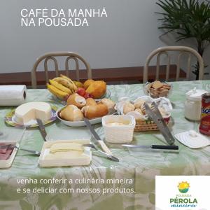 een tafel met een tafelkleed met voedsel erop bij Pousada Pérola Mineira in Piuí