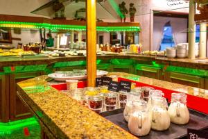 Makanan di atau berdekatan hotel +3 gambar